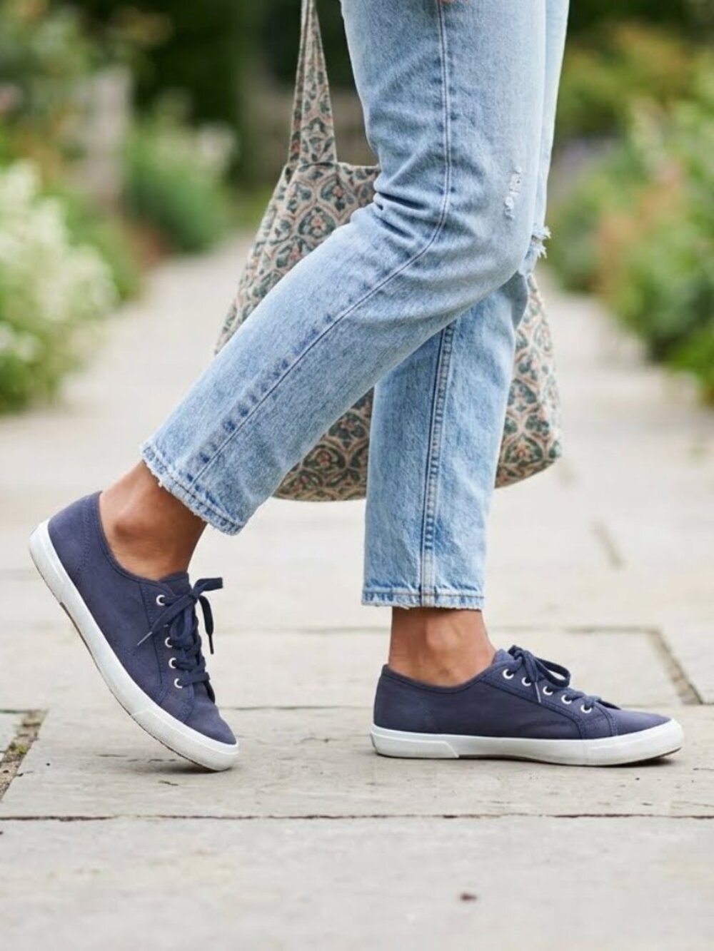 ⭐️ 5 for 20$! ⭐️ Old Navy Canvas Sneakers in Navy Blue and White - Picture 1 of 7